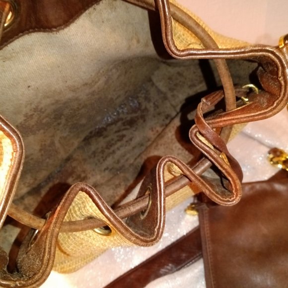 Chanel Vintage drawstring bucket tote bag with pouch and CC gold hardware - Picture 2 of 15